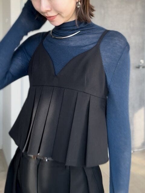 PLSTシアーリブタートルネックセーター PLSTシアーリブタートルネックセーターのビスチェコーデ