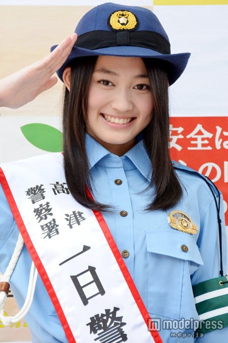 神奈川県高津警察署の一日警察署長に就任した吉本実憂
