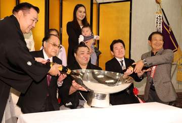 「奥さんかわいいな」復活Vの霧島 支えた家族の姿にも反響「娘さんすごくキレイな万歳」「お相撲さんの奥さんって綺麗な人ばかり」