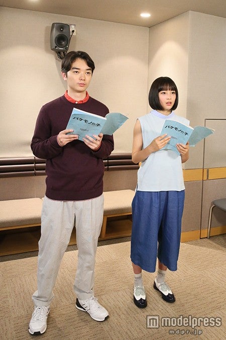 アフレコに臨む染谷将太、広瀬すず