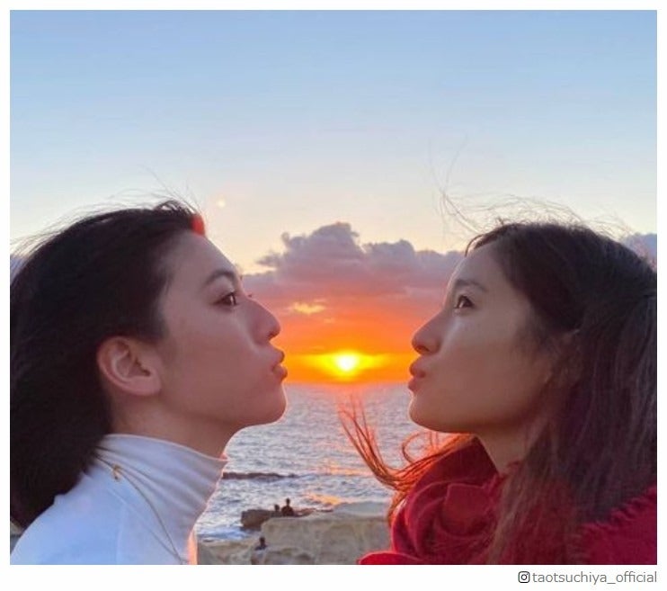 土屋太鳳、“大好き”な三吉彩花と夕日にキスショット「尊すぎる」「美しい」の声