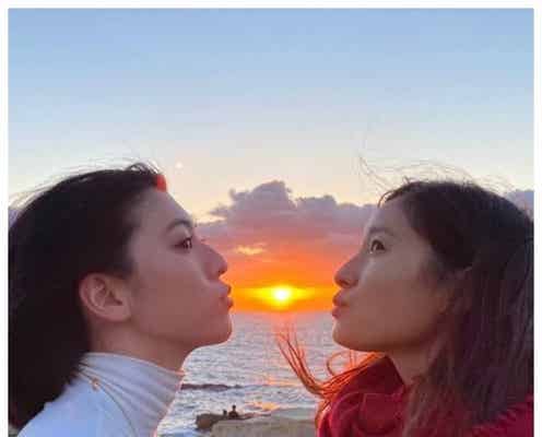 土屋太鳳、“大好き”な三吉彩花と夕日にキスショット「尊すぎる」「美しい」の声