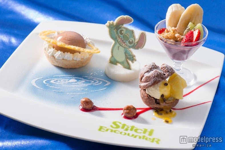 東京ディズニーランドホテル「スティッチメニュー」スティッチ・デザートメドレー￥1650（C）Disney