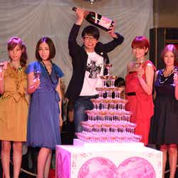 モデルプレス - 森山未來、キスにお触り!?豪華女優陣とやりたい放題