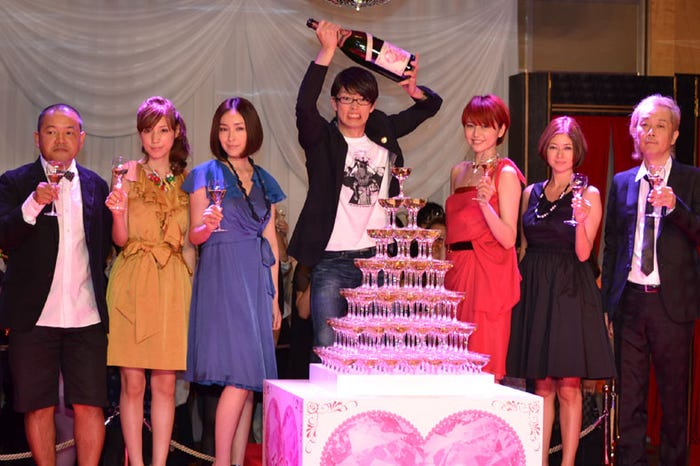 映画「モテキ」(左から)大根仁監督、仲里依紗、麻生久美子、森山未來、長澤まさみ、真木よう子、リリー・フランキー