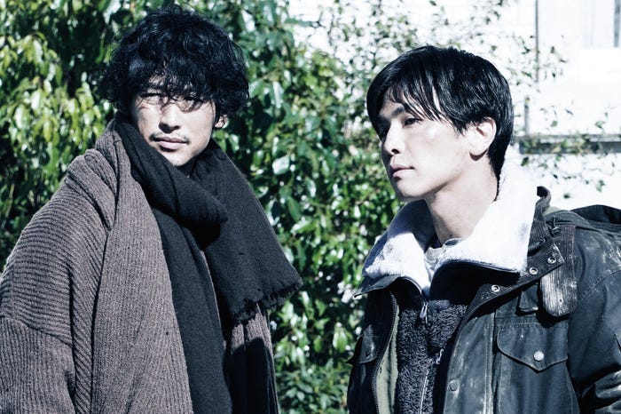 ディーン・フジオカ、岩田剛典/劇中カット (C)2022「バスカヴィル家の犬 シャーロック劇場版」製作委員会