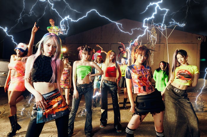 LE SSERAFIM(左から)SAKURA、HONG EUNCHAE、HUH YUNJIN、KIM CHAEWON、KAZUHA(P)&(C) SOURCE MUSIC