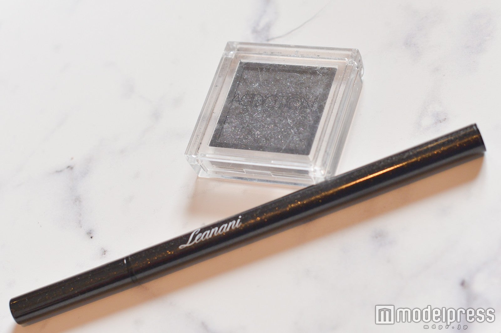 ライナーで書いたあとにパウダーをのせる崩れ防止技（C）モデルプレス