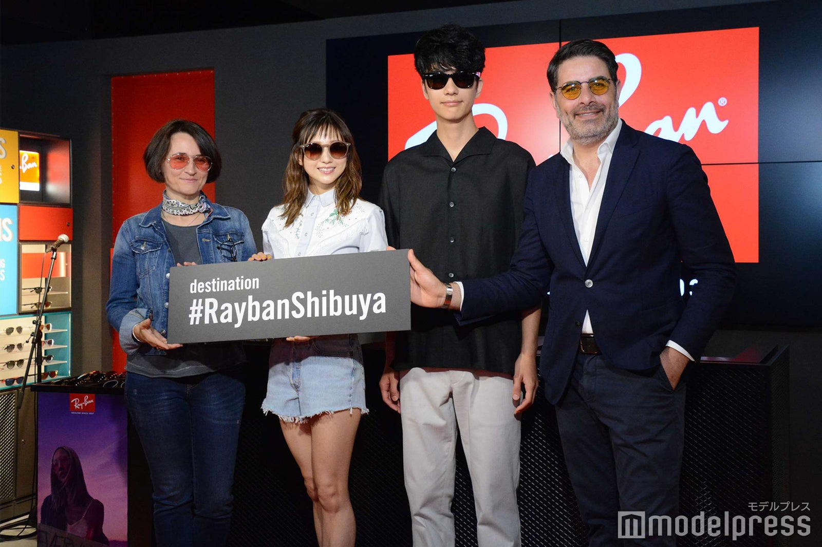 伊藤千晃（左から2番目）（C）モデルプレス