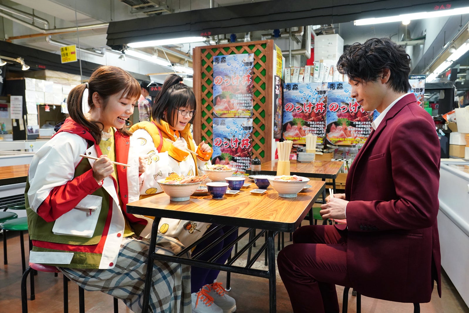 小芝風花、富田望生、中村倫也／「美食探偵 明智五郎」第2話より（C）日本テレビ