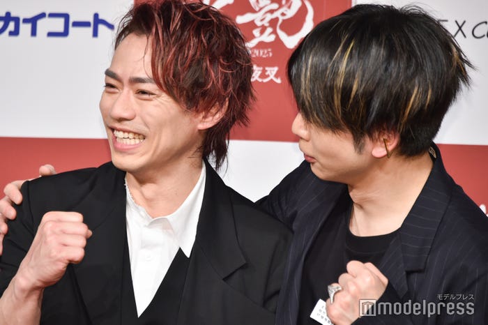 フォトセッションで肩を組み高橋大輔の筋肉に「すごいっすね」と驚く増田貴久(C)モデルプレス