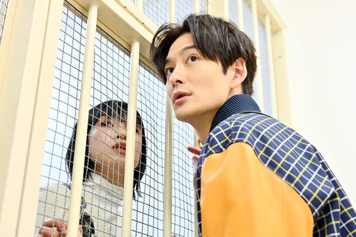 河合優実、岡田将生「不適切にもほどがある!」第7話より(C)TBS