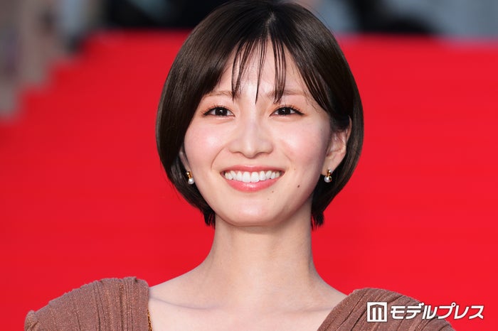 岡崎紗絵、純白ウエディングドレス姿披露 ドラマオフショットに「美しすぎる花嫁」「目に焼き付けました」と反響