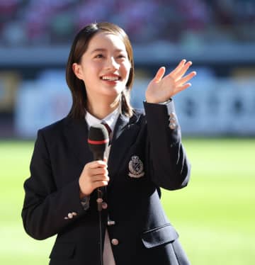 「キラキラ感が溢れ出ててレベチ」国立降臨の制服美女にSNS沸く「驚いた！」「めちゃ可愛い」