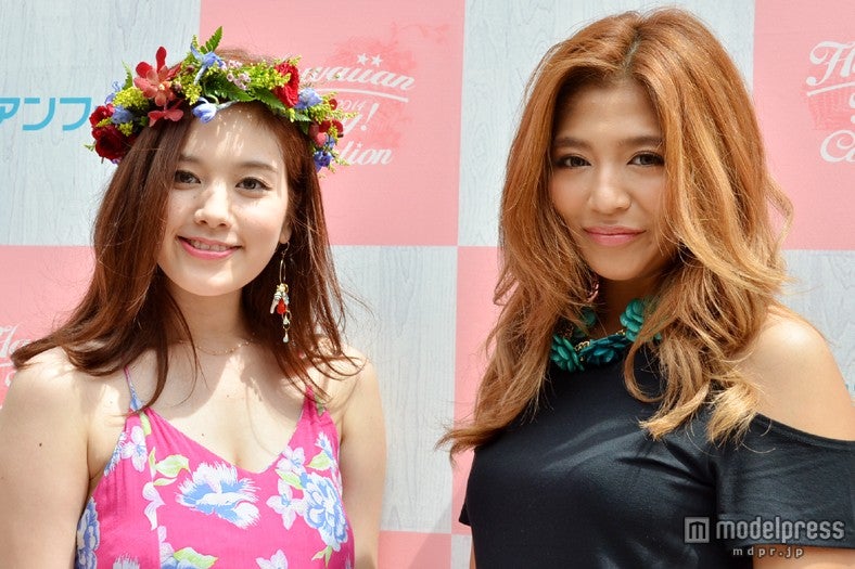 報道陣による取材に応じた（左から）筧美和子、今井華