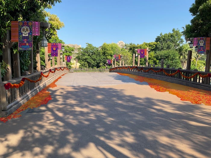 プエンテ・ブエナ・ヴィスタ周辺のデコレーション(C)Disney/Pixar