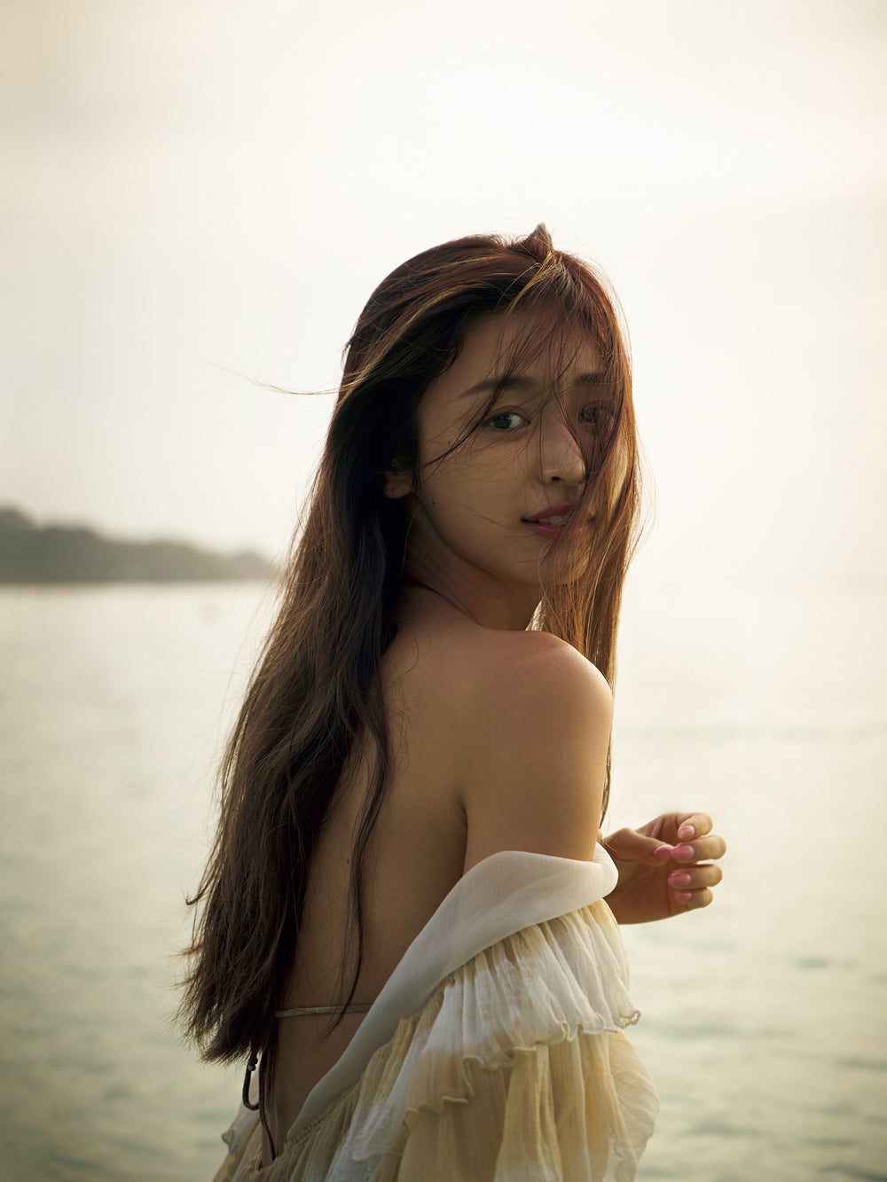 “アーティスト界イチの美女”加治ひとみ、大胆肌見せで“緊急登場”