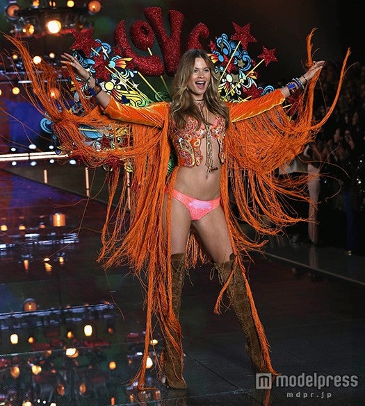 「Victoria’s Secret Fashion Show 2015」でトップバッターはベハティ・プリンスルー／photo：GettyImages