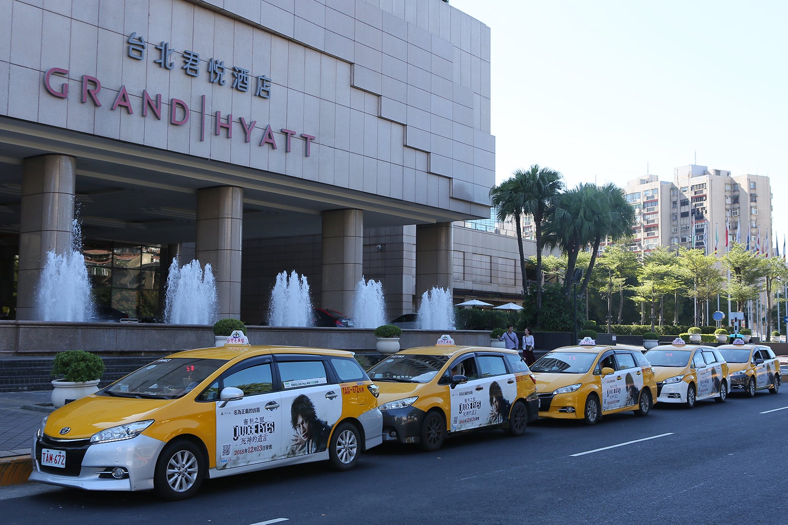 台湾市内を走るオリジナルラッピングタクシー（提供写真）