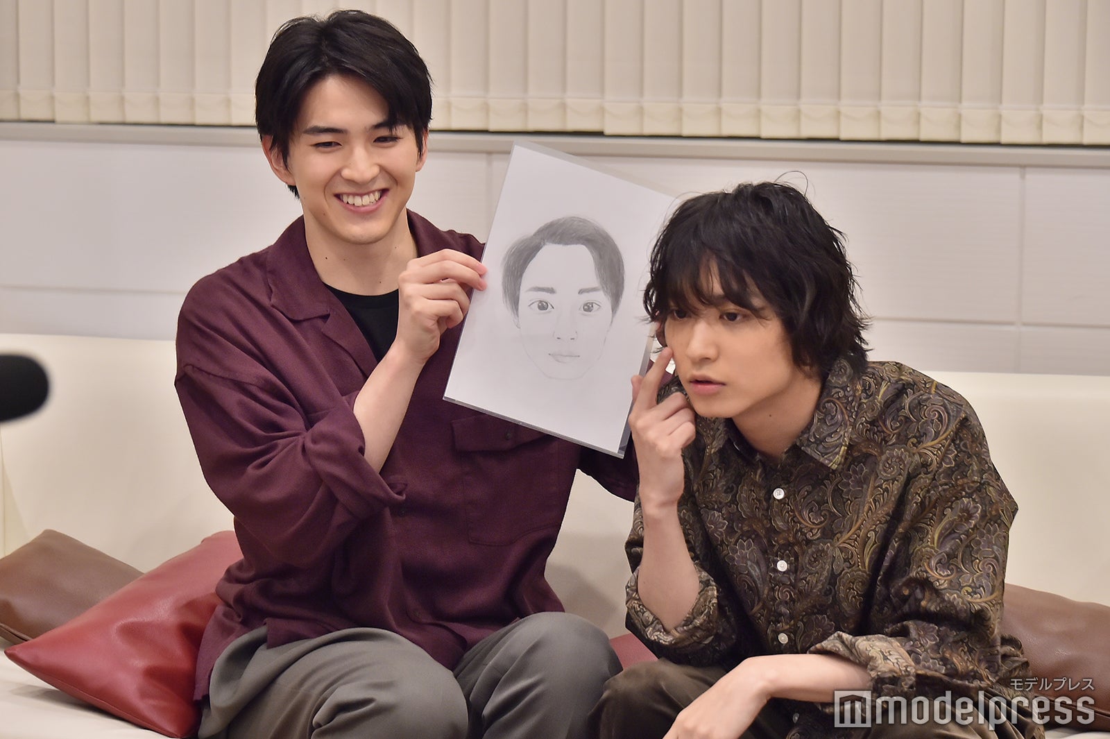 松岡広大（右）の似顔絵を描いた甲斐翔真（左）／（C）モデルプレス