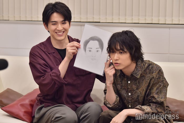 松岡広大(右)の似顔絵を描いた甲斐翔真(左)/(C)モデルプレス
