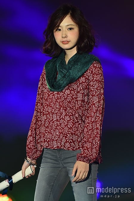 AMO、出産後初のランウェイ　変わらぬ体型を披露＜GirlsAward 2015 A／W＞