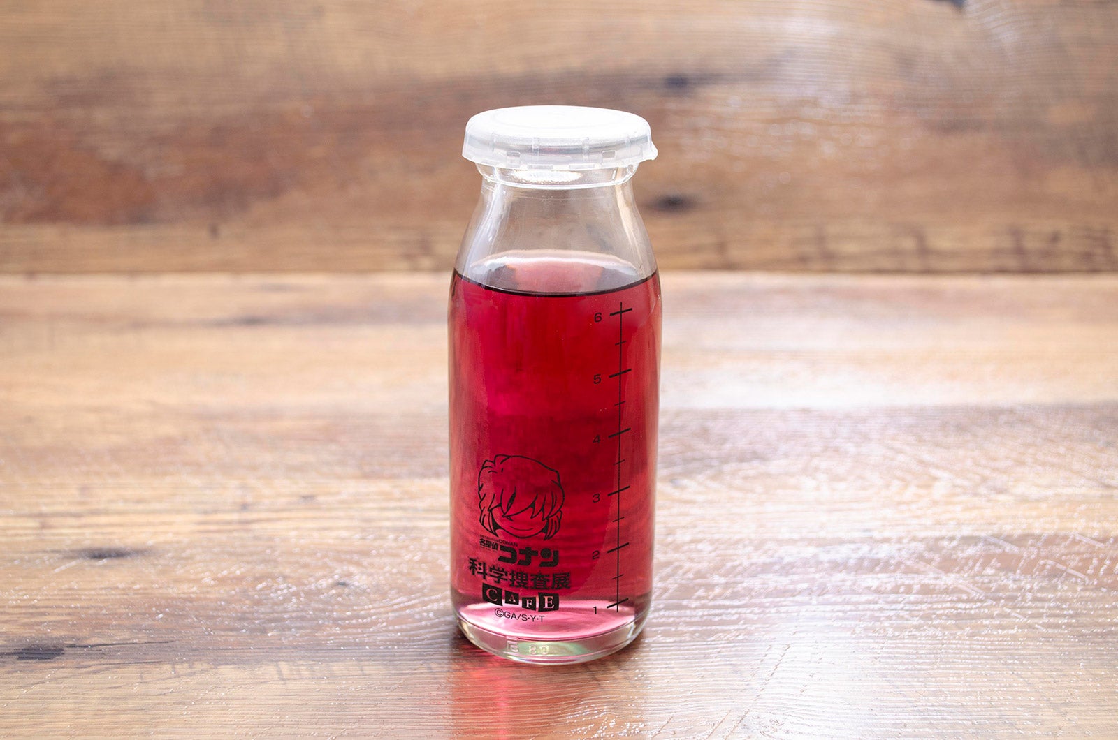 安室薬瓶ドリンク500円（税抜）（C）青山剛昌／小学館・読売テレビ・TMS 1996