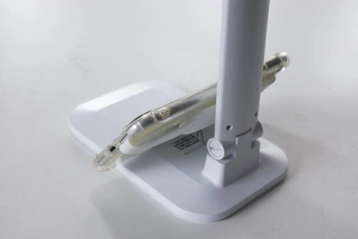 ダイソーのデスクライト-USB／乾電池