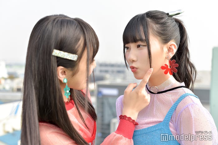 自然とじゃれ合ってくれる2人/矢吹奈子&田中美久 (C)モデルプレス
