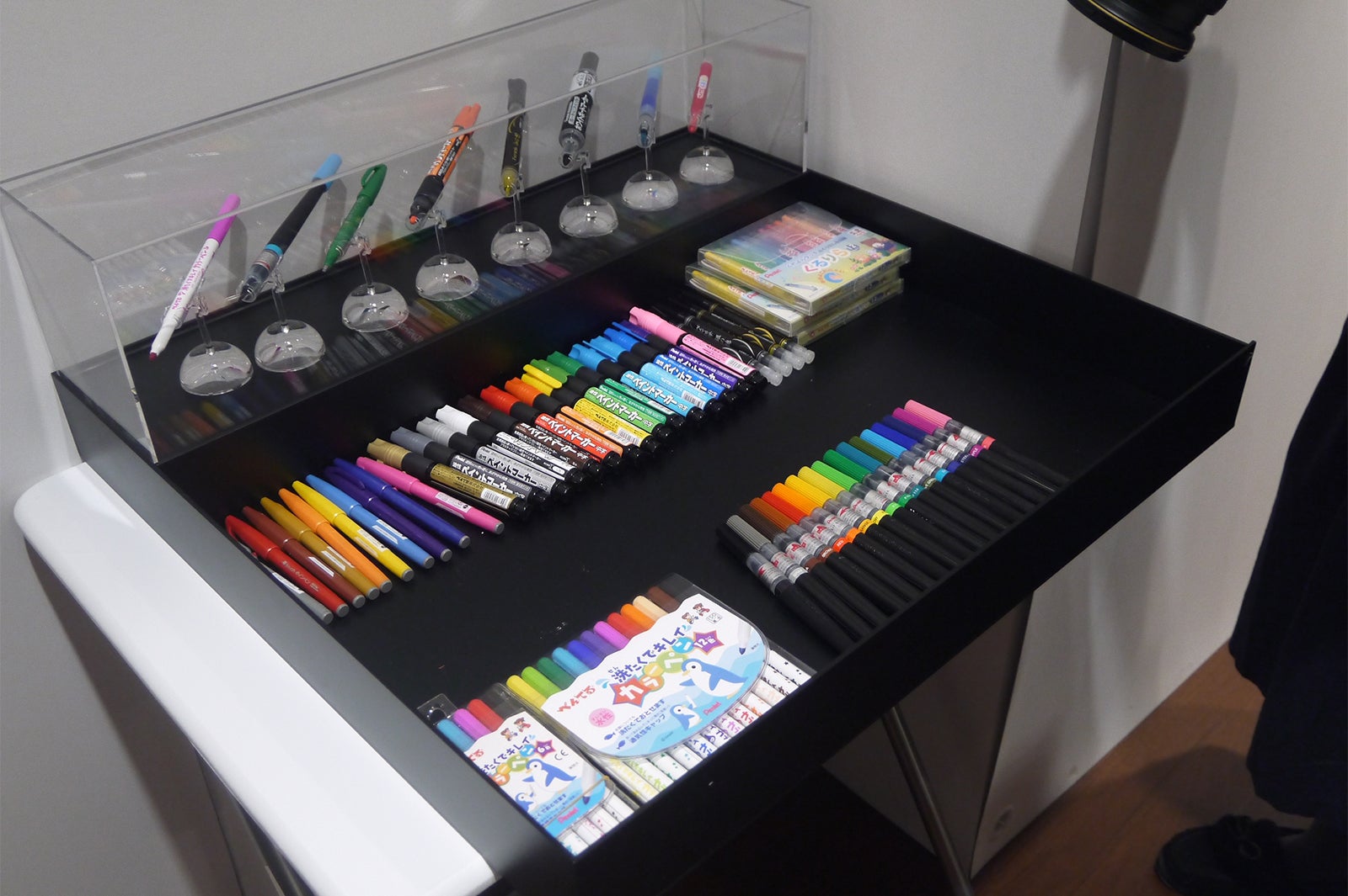 落書き用のぺんてる／画像提供：GINZA RAKUGAKI Cafe＆Bar by Pentel