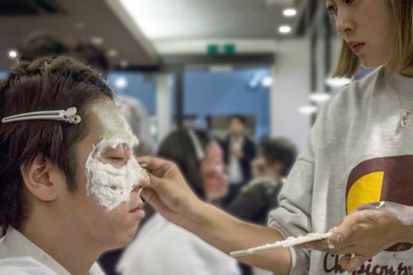 プロの特殊メイクを体験／画像提供：SSS