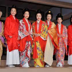 左から:八千草薫、かたせ梨乃、若村麻由美、仲間由紀恵、高岡早紀、上原多香子、藤真利子