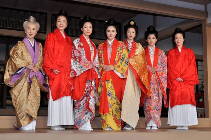 左から:八千草薫、かたせ梨乃、若村麻由美、仲間由紀恵、高岡早紀、上原多香子、藤真利子