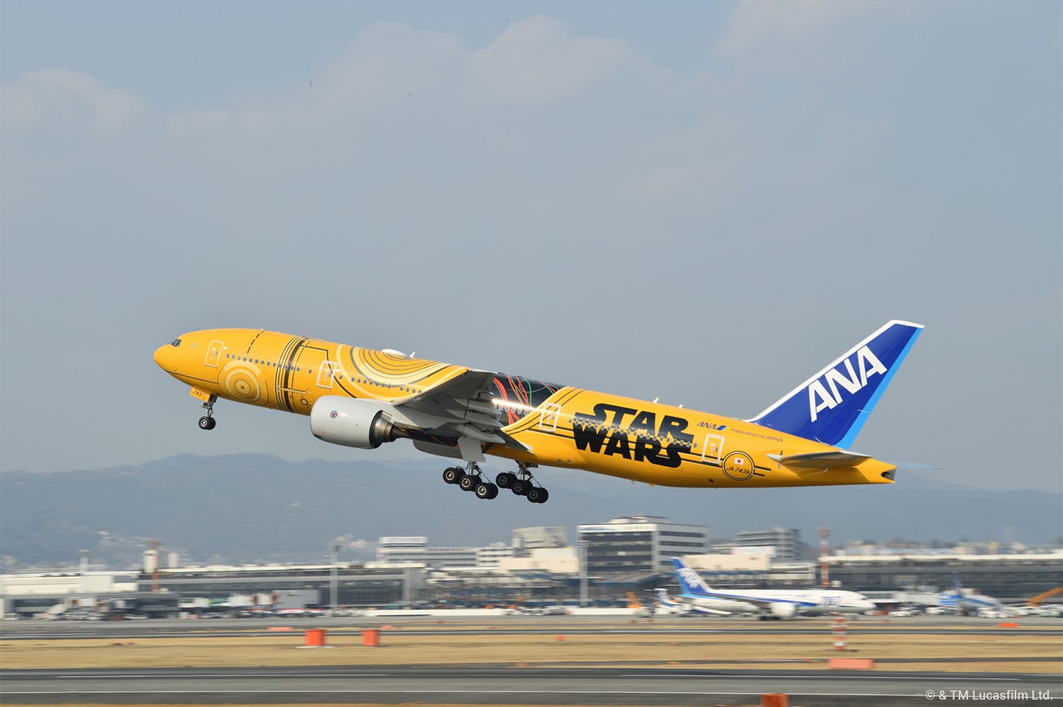 「スター・ウォーズ」C-3PO特別ジェットが空へ!飛行機まるごとイエロー一色