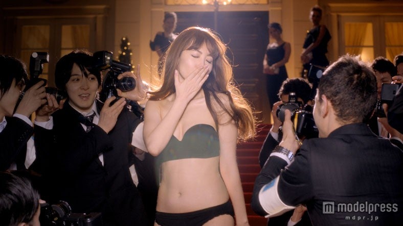 新CM「ワークブラ 小嶋陽菜」篇より