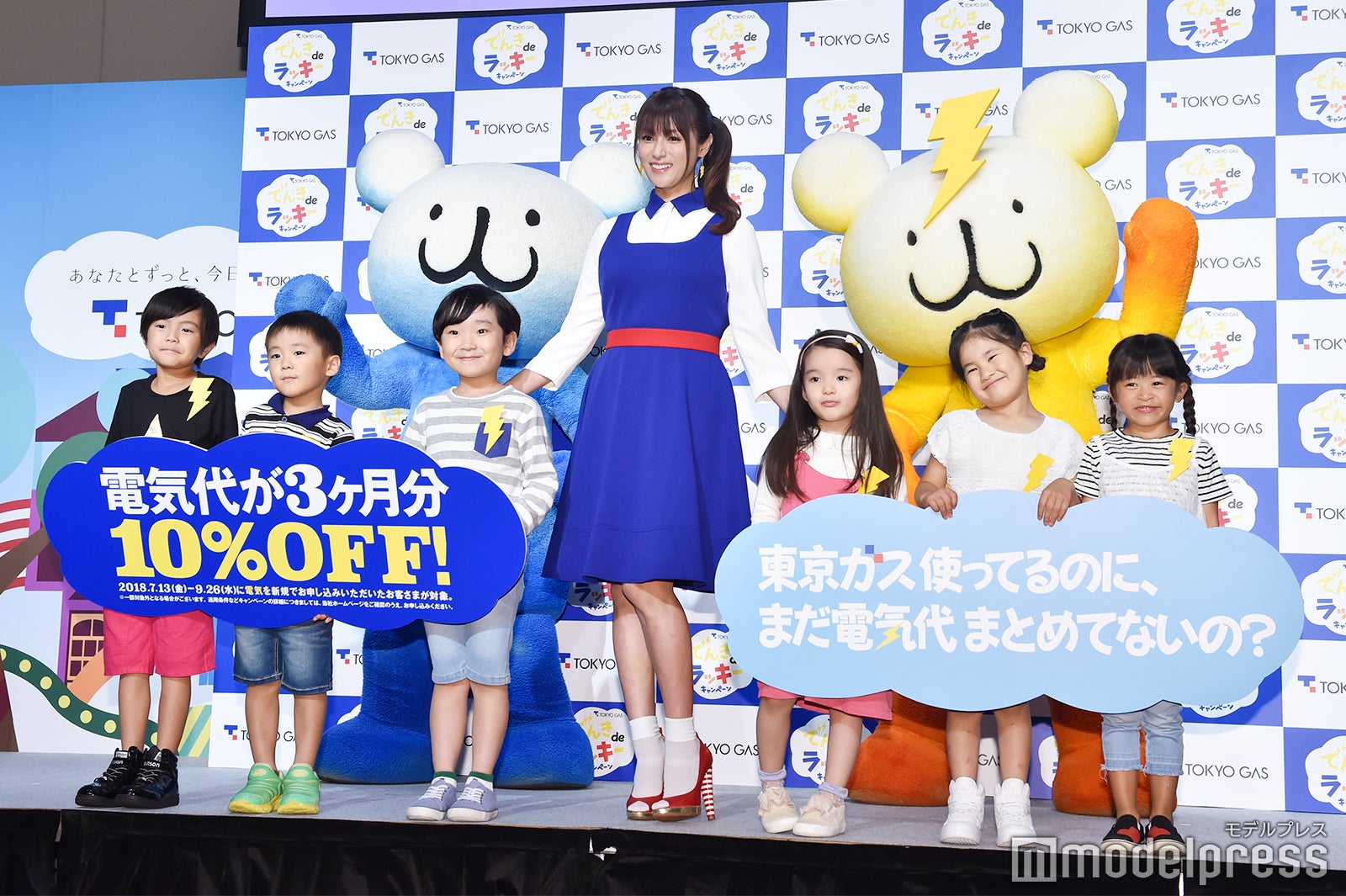 深田恭子（中央）（C）モデルプレス