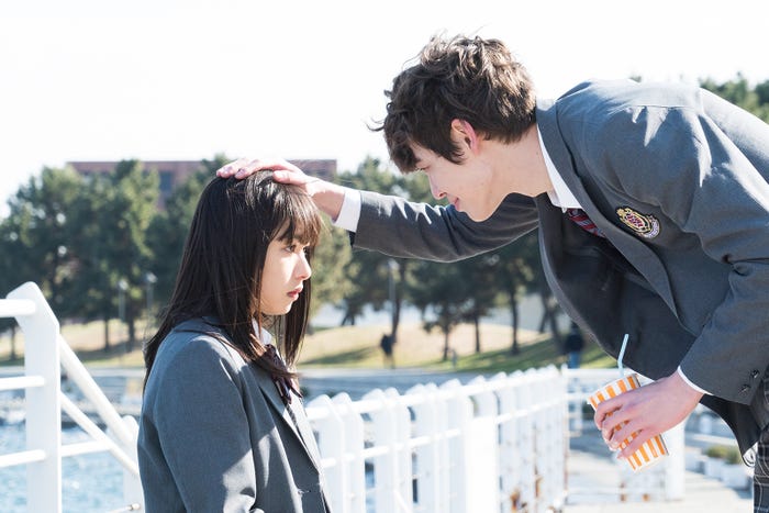 桜井日奈子、宮沢氷魚/「僕の初恋をキミに捧ぐ」第3話より(C)テレビ朝日