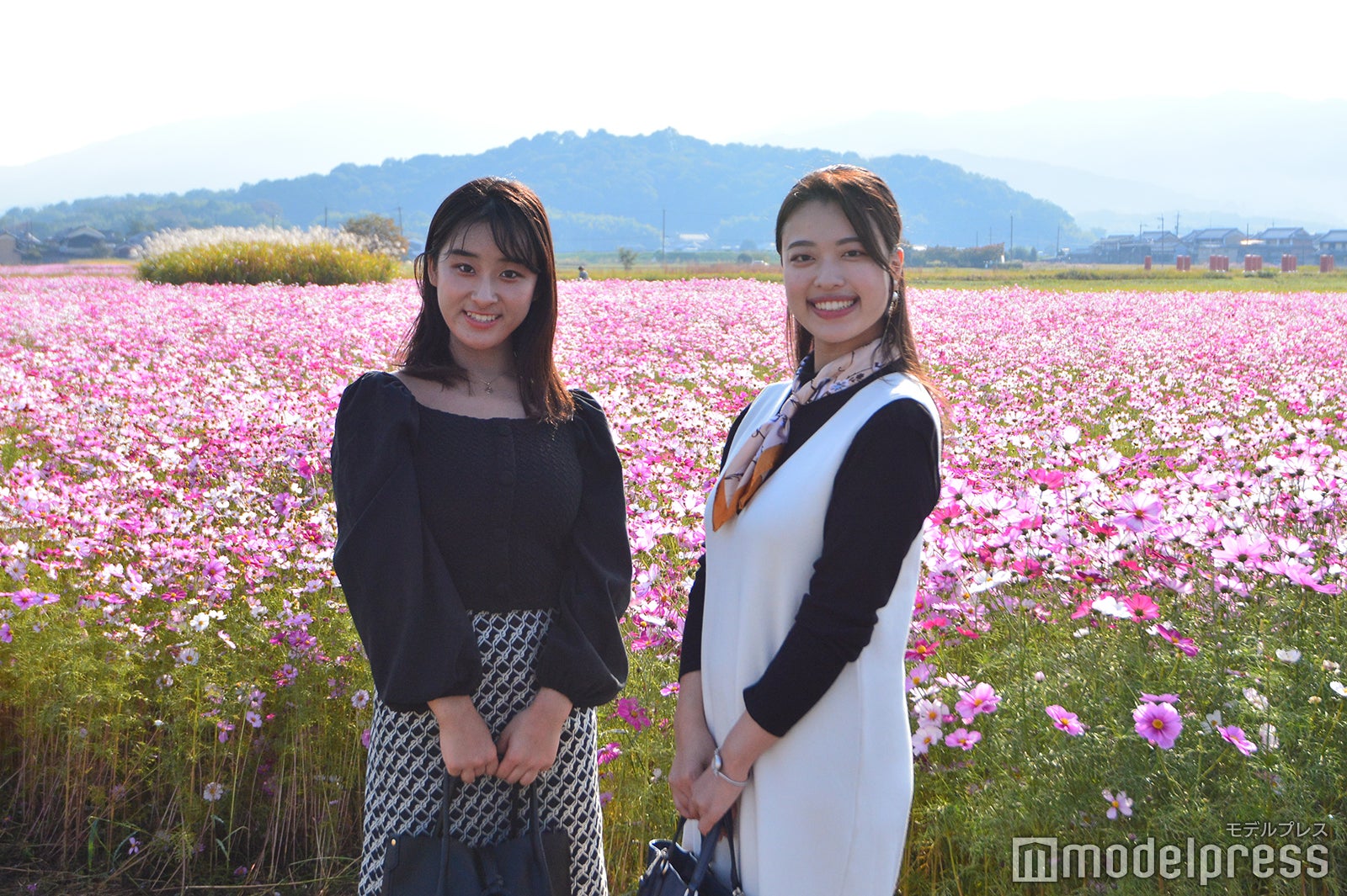 藤原宮跡のコスモス畑／モデル：光畑瑠夏、奥本嵯由美（C）モデルプレス