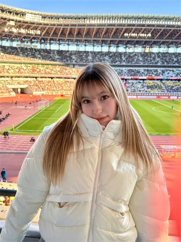 女性ボーカルグループの16歳ハーフ美女、高校サッカー決勝戦を現地観戦「美人すぎる」と話題
