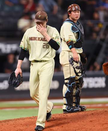 日本ハム・田中正義がまさか・・・4点リードの九回に登板も1死しか奪えず降板 ベンチでうなだれる 逆転大ピンチも堀が魂の投球 栗原、柳田K斬りで薄氷1点差逃げ切り ファンは涙