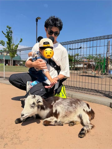 小島よしお、息子のドキドキ"初めてのヤギ体験"公開 「いいパパしてるねー」「成長が楽しみ」