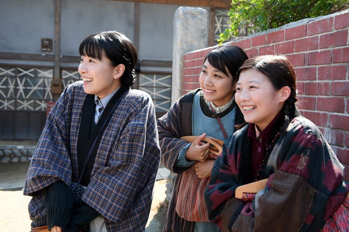 土村芳、松本穂香、伊藤沙莉/「この世界の片隅に」第5話より(C)TBS