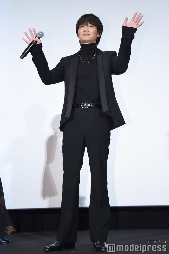 歓声に両手で手を振り応える綾野剛 (C)モデルプレス