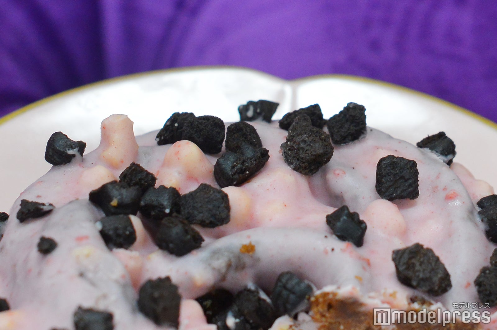 ピンクなブラックサンダー クッキードーナツ（いちご）（C）モデルプレス