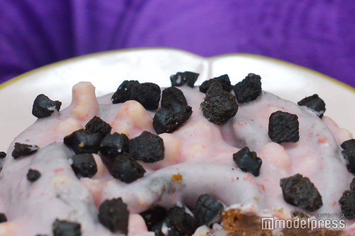 ピンクなブラックサンダー クッキードーナツ(いちご)(C)モデルプレス