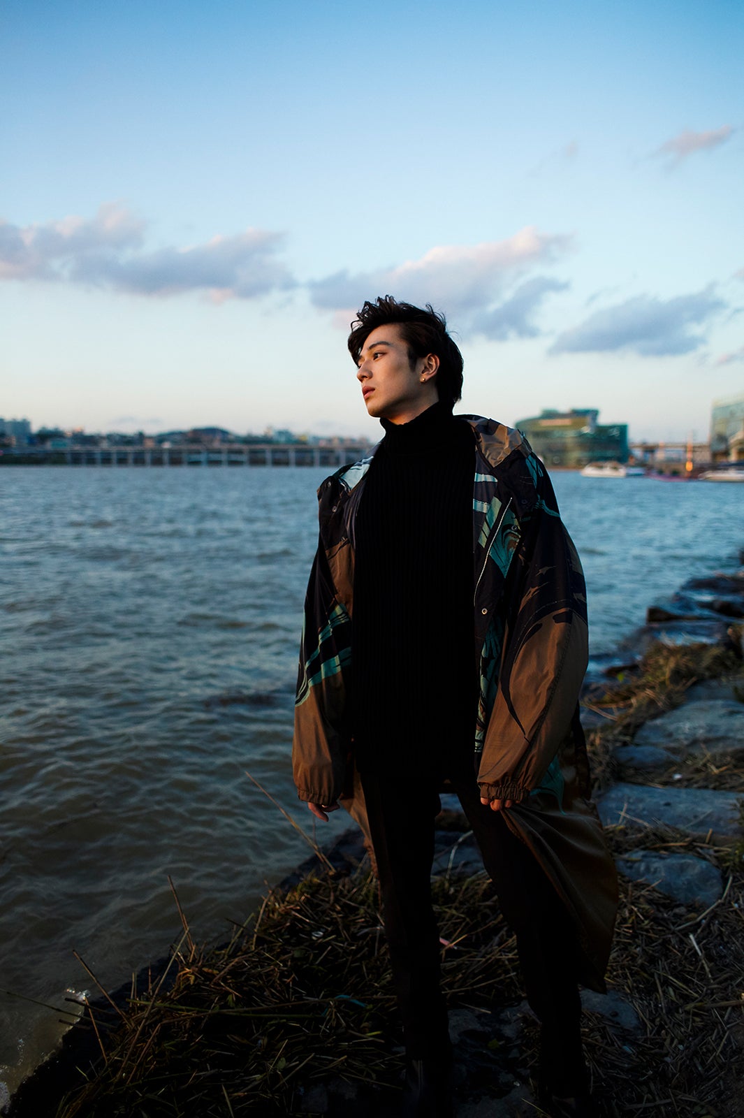  新田真剣佑「UP THE ROAD」（撮影：桑島智輝）幻冬舎