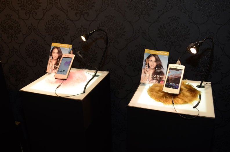 『MEDIAS WP N-06C』の新色「Royal Black」のタッチ＆トライコーナー