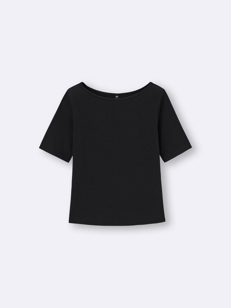 黒いリブボートネックTシャツを平置きした様子