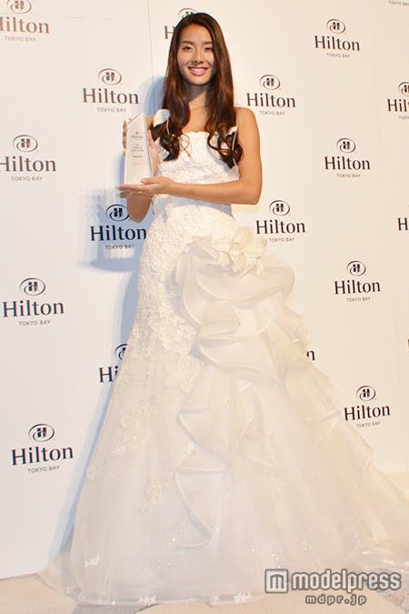 純白のウエディングドレスを着こなし、魅了