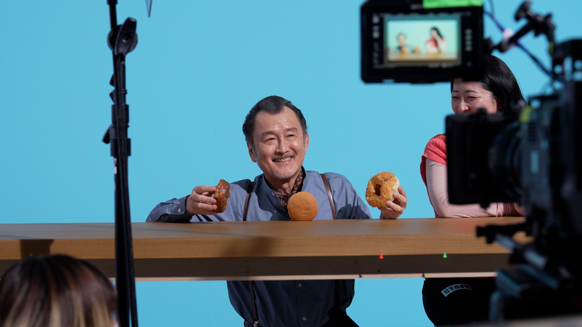 吉田鋼太郎／新TVCM「超も～っちりパン」篇（提供写真）